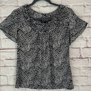 New Directions Black and White Geometric Blouse